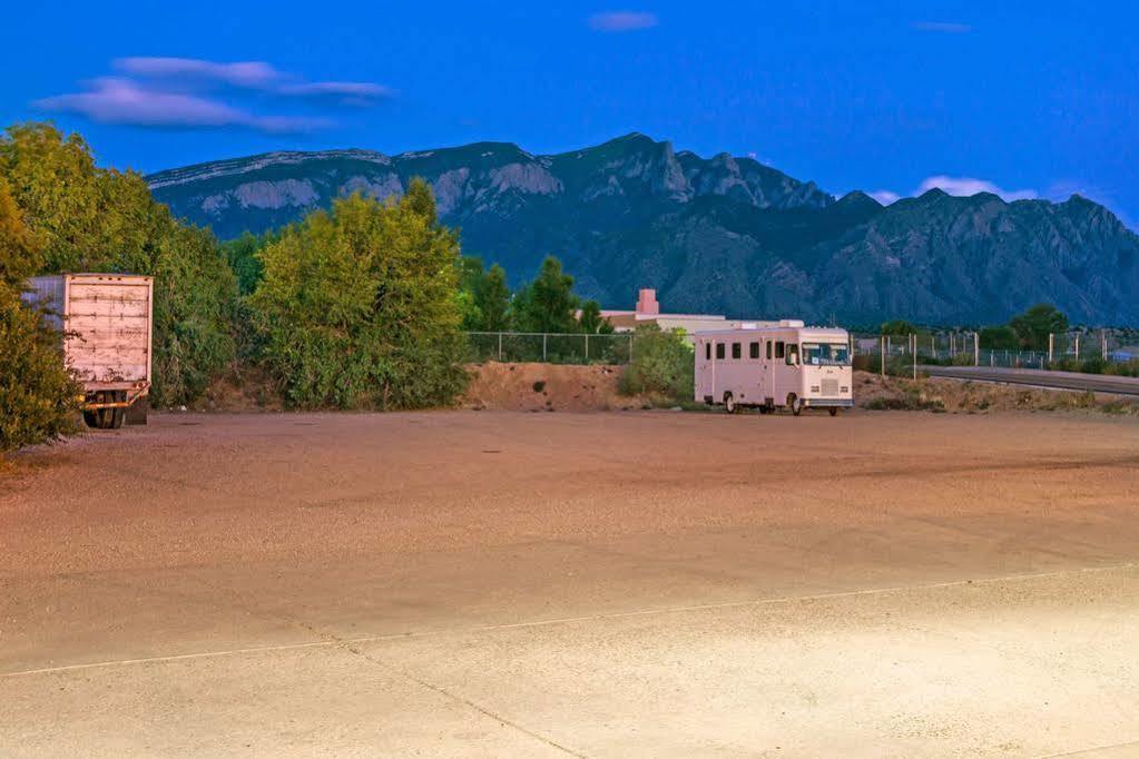 Super 8 By Wyndham Bernalillo Hotel Екстериор снимка